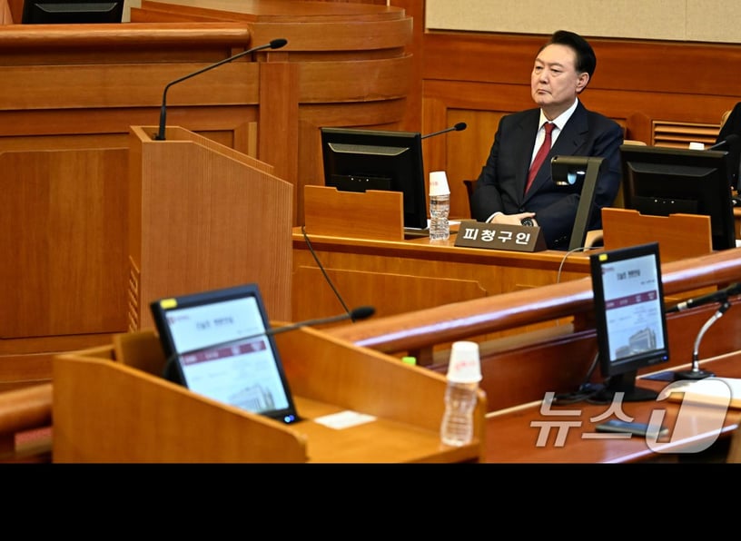 윤석열 대통령이 23일 오후 서울 종로구 헌법재판소에서 열린 탄핵심판 4차 변론기일에 출석해 있다. 2025.1.23/뉴스1 ⓒ News1 사진공동취재단