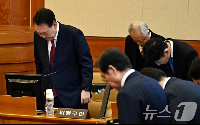 내란 우두머리 혐의로 구속된 윤석열 대통령이 23일 오후 서울 종로구 헌법재판소에서 열린 탄핵 심판 4차 변론기일에 출석해 재판관들에게 인사하고 있다. 2025.1.23/뉴스1 ⓒ News1 사진공동취재단