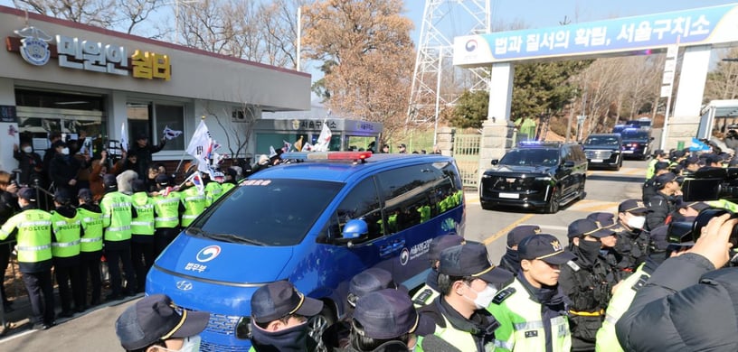 23일 오후 경기도 의왕시 서울구치소에서 윤석열 대통령이 탄 법무부 호송차량이 대통령경호처 경호를 받으며 헌법재판소로 출발하고 있다. 2025.1.23/뉴스1 ⓒ News1 임세영 기자