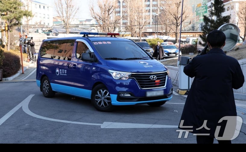 윤석열 대통령 탄핵심판 4차 변론이 열리는 23일 오후 김용현 전 국방부 장관이 탄 호송 차량이 헌법재판소로로 들어서고 있다. 2025.1.23/뉴스1 ⓒ News1 사진공동취재단