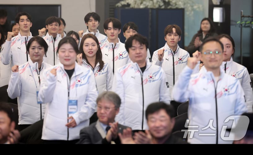 24일 서울 송파구 올림픽파크텔 올림피아홀에서 열린 '2025 하얼빈 동계아시안게임' 대한민국 선수단 결단식에서 피겨 차준환과 쇼트트랙 박지원을 비롯한 선수들이 파이팅을 하고 있다. 2025.1.24/뉴스1 ⓒ News1 김성진 기자