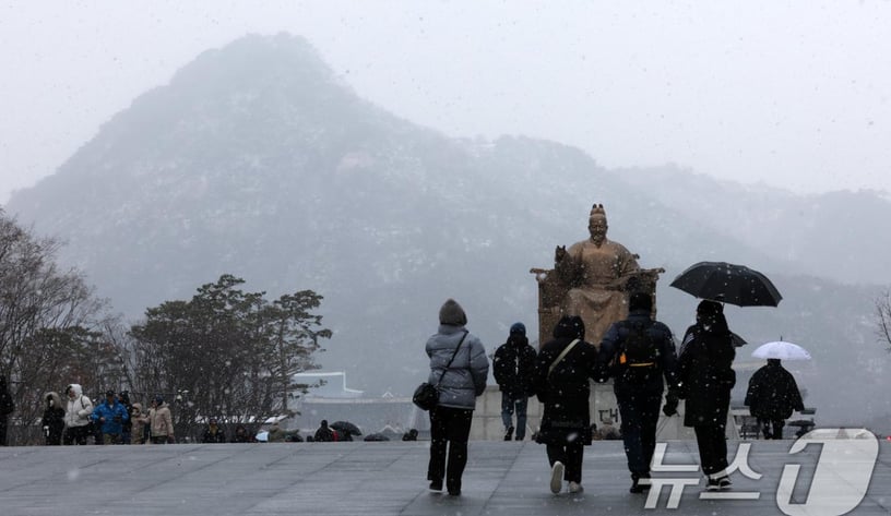 설 하루전인 28일 많은 눈이 내리고 있는 서울 광화문광장에서 시민들이 발걸음을 옮기고 있다. 전국적으로 폭설이 내리고 있는 이날 경기남부와 충청·전북지역에는 대설경보가 발효됐다. 2025.1.28/뉴스1 ⓒ News1 박세연 기자