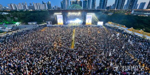 지난 8월2~4일 송도달빛축제공원에서 열린 ‘2024 인천펜타포트 락 페스티벌’의 공연장이 인파로 가득하다. 경기일보DB