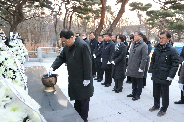 주낙영 경주시장이 황성공원 충혼탑에서 신년 참배를 갖고 있다. 경주시 제공