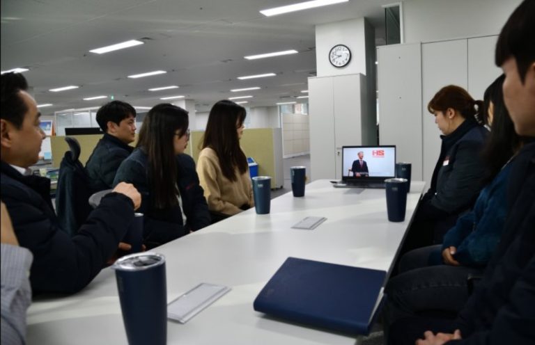 대구지역 건설기업들이 2일 일제히 시무식을 갖고 위기 극복을 다짐했다. 사진은 HS화성 임직원들이 영상을 통해 이종원 회장의 신년사를 듣고 있다.(HS화성 제공)