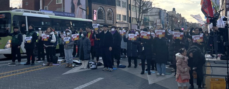 [전주=뉴시스] 강경호 기자 = 새해 첫 주말인 4일 전북 전주시 전주객사 풍패지관 앞에서 열린 '윤석열 퇴진 전북도민대회'에서 윤석열 대통령의 탄핵과 즉각 체포을 촉구하고 있는 시민들이 노래에 맞춰 손을 치켜들고 있다. 2025.01.04. lukekang@newsis.com