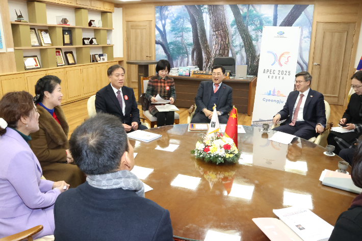 주낙영 경주시장이 지난 14일 경주시장실에서 천르뱌오 주부산중국총영사를 만나 경주와 중국 간 교류 확대 및 2025 APEC 정상회의 관련 협력 방안을 논의한 후 기념촬영을 하고 있다. 경주시 제공