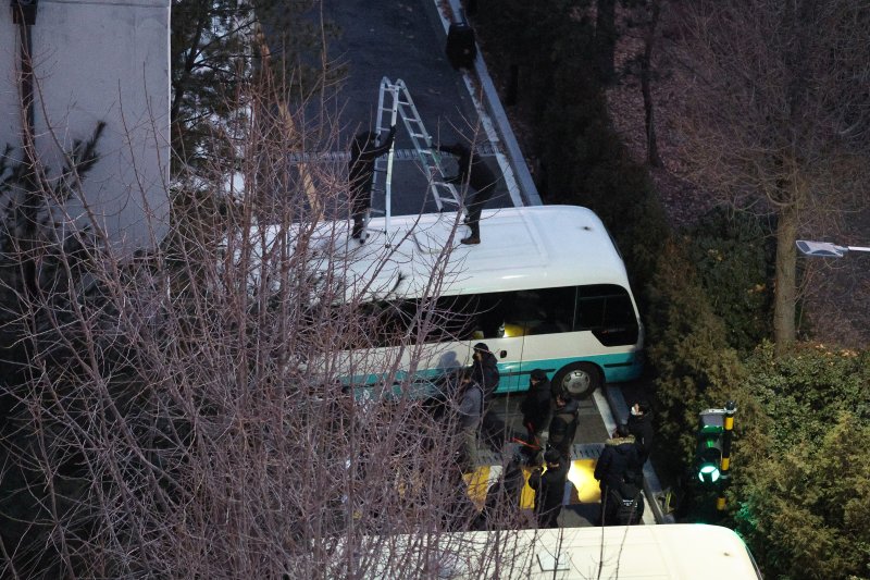 고위공직자범죄수사처와 경찰로 구성된 공조수사본부가 윤석열 대통령에 대한 2차 체포영장 집행에 돌입한 15일 오전 공수처 수사관들과 경찰 인력이 서울 용산구 한남동 대통령 관저로 진입하며 사다리로 차벽을 넘고 있다. 2025.1.15/뉴스1 ⓒ News1 신웅수 기자