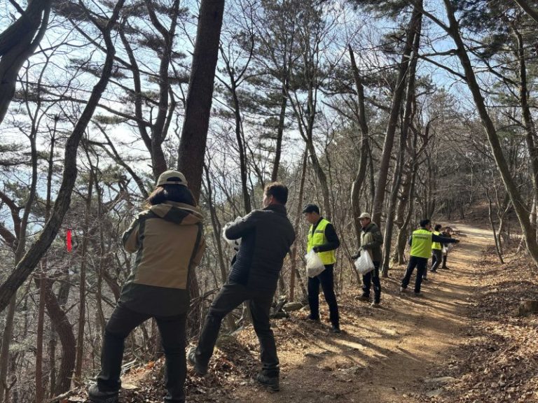 경주 토함산 야생동물에게 도토리를 뿌리는 경주국립공원과 경북문화관광공사 직원들