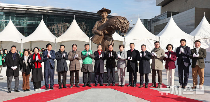 [대구=뉴시스] 이무열 기자 = 23일 대구 동대구역 광장에서 열린 박정희 동상 제막식에서 홍준표(가운데) 대구시장을 비롯한 내빈들이 제막식을 가진 후 기념촬영을 하고 있다. 2024.12.23. lmy@newsis.com