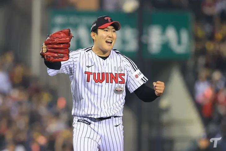 LG 트윈스 손주영이 지난해 10월 11일 서울 잠실야구장에서 열린 2024 KBO 준플레이오프 5차전 kt 위즈와의 홈 경기에서 아웃카운트를 잡은 뒤 기뻐하고 있다. LG 트윈스 제공