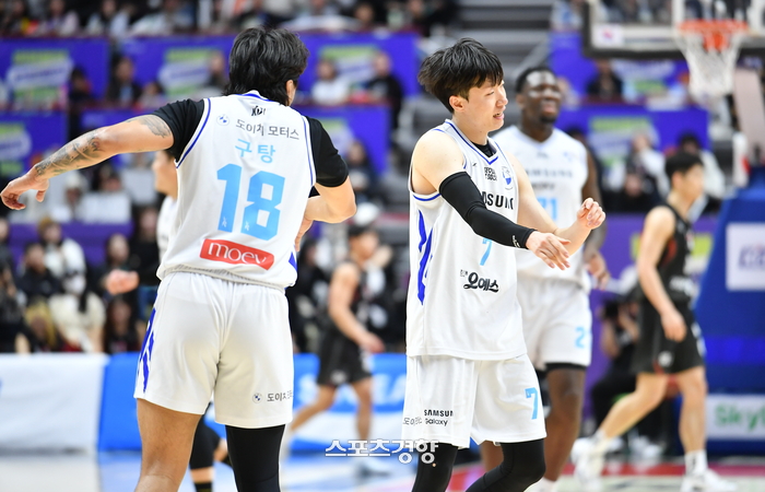 서울 삼성 저스틴 구탕과 최성모. KBL 제공