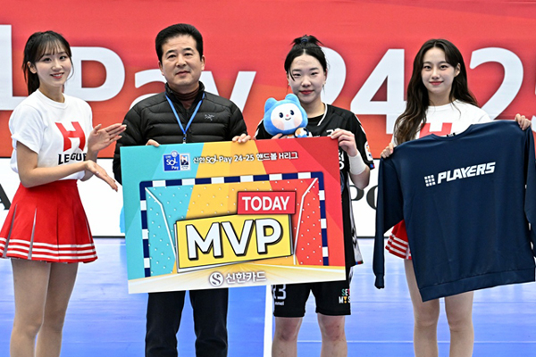 사진 경기 MVP 서울시청 우빛나(시상자는 이창건 서울시청 태권도팀 감독), 사진 제공=한국핸드볼연맹