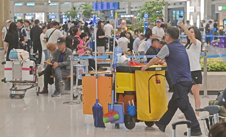 [뉴스분석] “정권 바뀌니 4년만 비정규직으로” 오락가락한 인천공항공사 민간위탁