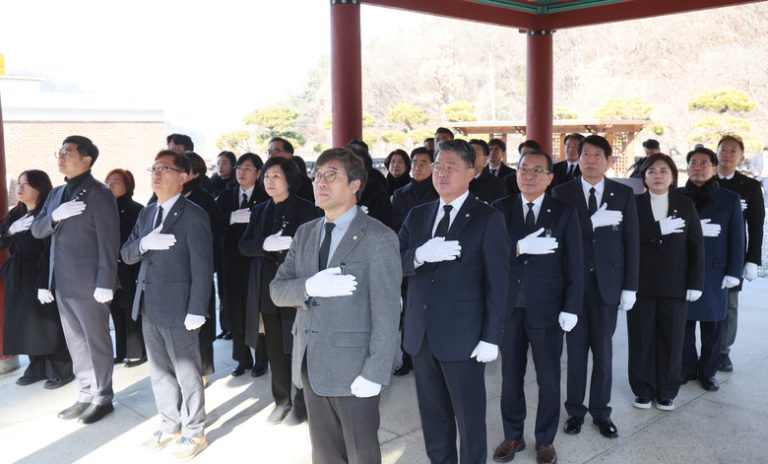 전주시의회, 군경묘지 참배 및 제주항공 희생자 추모