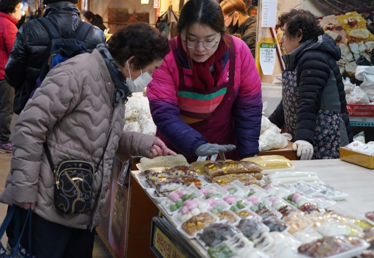 “칼 갈아주고, 반려견 돌봐준다”…설 명절 맞이 분주한 서울