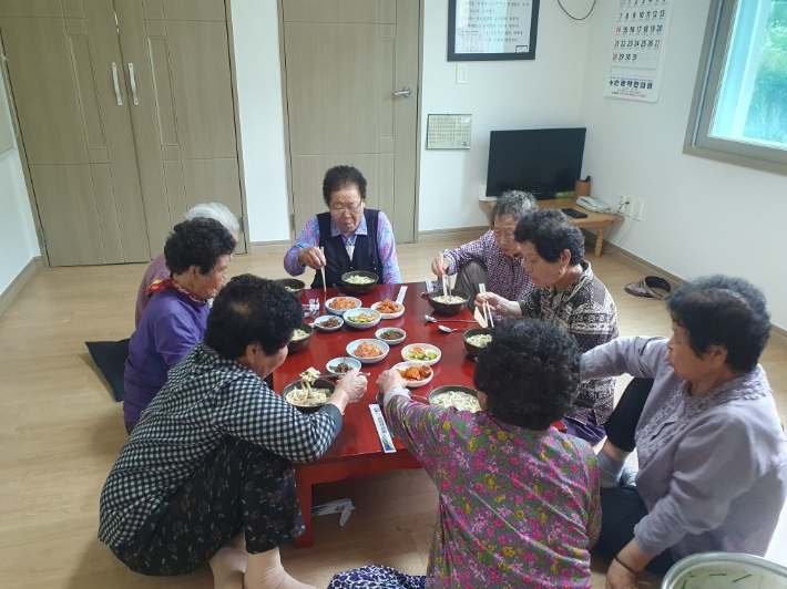 신평경로당에서 반찬지원 사업으로 제공된 반찬으로 어르신들이 식사를 하고 있다. 경주시 제공