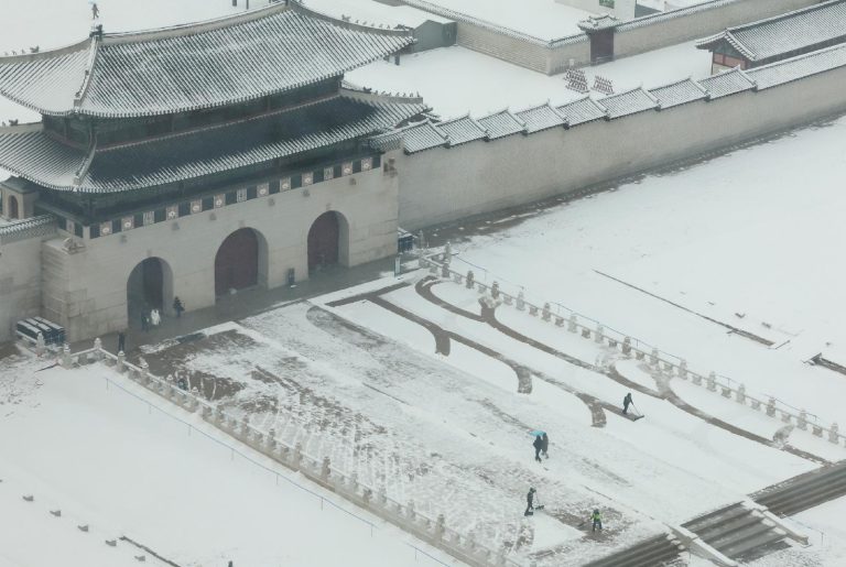 서울 지역에 대설주의보가 내려진 지난 6일 서울 광화문 월대에서 작업자들이 눈을 치우고 있는 모습. 기사 내용과 직접적인 관련 없음. [사진 출처 = 연합뉴스]